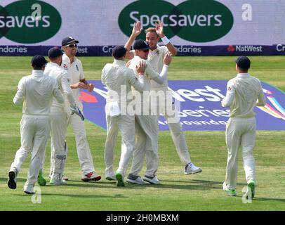 Le Stuart Broad d'Angleterre célèbre après que l'Imam-ul-Haq du Pakistan ait été pris derrière lui par le capitaine d'Angleterre Joe Root Banque D'Images