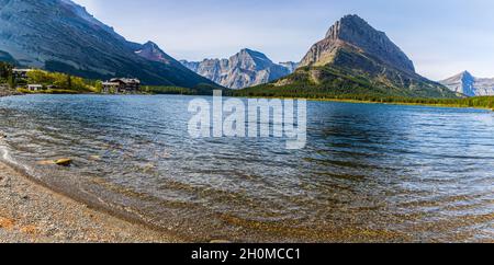 Nombreux Glacier Hotel et Grinnell point sur le lac SwiftCurrent, parc national Glacier, Montana, États-Unis Banque D'Images