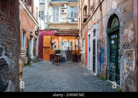 Rome, Italie 03/09/2021: Le joueur de football Francesco Totti, idole du CLUB DE football AS Roma, peint dans une cour dans la rue Madonna dei Monti.© Andrea Sabbadini Banque D'Images