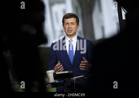 Le secrétaire américain aux Transports Pete Buttigieg participe à une interview télévisée à la Maison Blanche à Washington, DC, USA, le 13 octobre 2021.Photo de Chris Kleponis / piscine /ABACAPRESS.COM Banque D'Images