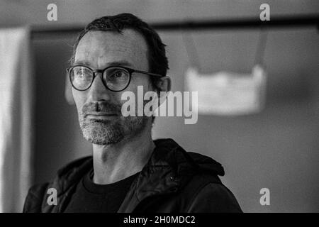 Tilburg, pays-Bas.Portrait de Peter van M en noir et blanc sur film analogique dans une salle de studio. Banque D'Images