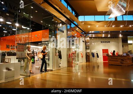 LUBON, POLOGNE - 06 septembre 2013 : l'intérieur du centre commercial Factory Outlet avec magasins et magasins. Banque D'Images