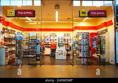 POZNAN, POLOGNE - 06 septembre 2013 : la petite boutique de magazines et de produits à cigarettes Banque D'Images