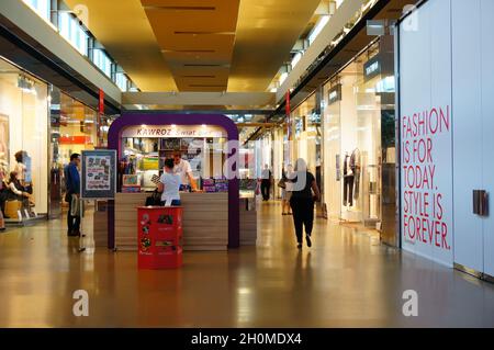 LUBON, POLOGNE - 06 septembre 2013 : l'intérieur du centre commercial Factory Outlet avec magasins et magasins. Banque D'Images