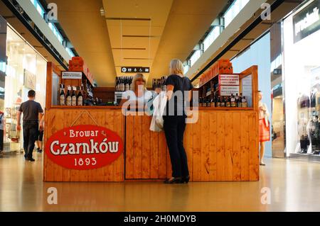 LUBON, POLOGNE - 06 septembre 2013 : l'intérieur du centre commercial Factory Outlet avec magasins et magasins. Banque D'Images