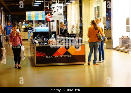 LUBON, POLOGNE - 06 septembre 2013 : l'intérieur du centre commercial Factory Outlet avec magasins et magasins Banque D'Images