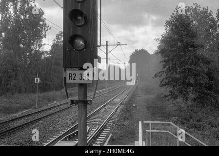 Rotterdam, pays-Bas.Un jour très pluvieux à une station de métro surélevée plate-forme, où il aurait dû être ensoleillé et chaud.Le changement climatique entraîne une augmentation considérable des pluies et des tempêtes dans les endroits où elles peuvent en fait causer beaucoup de dommages aux infrastructures, par exemple.Collection : gkf-analoog Banque D'Images