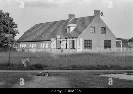 Tilburg, pays-Bas.Ancienne ferme usée et stable bientôt à remplacer par une nouvelle structure.Malheureusement, l'agriculture n'est plus une activité économique financièrement saine, ce qui rend difficile d'investir dans de nouveaux biens immobiliers bluid pour soutenir cette entreprise.Collection : gkf-analoog Banque D'Images