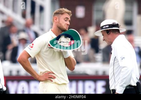 Le grand Stuart d’Angleterre réagit à la suite d’un appel infructueux à la porte de Faheem Ashraf, le pakistanais Banque D'Images