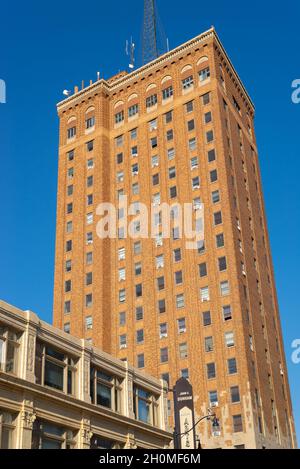 Gratte-ciel en briques anciennes avec ciel bleu en arrière-plan.Aurora, Illinois, États-Unis. Banque D'Images