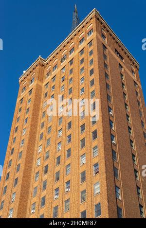 Gratte-ciel en briques anciennes avec ciel bleu en arrière-plan.Aurora, Illinois, États-Unis. Banque D'Images