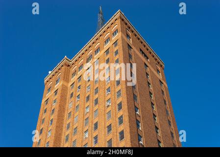 Gratte-ciel en briques anciennes avec ciel bleu en arrière-plan.Aurora, Illinois, États-Unis. Banque D'Images