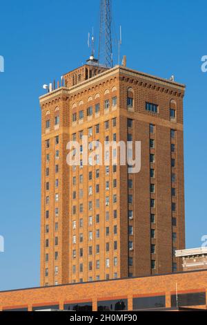 Gratte-ciel en briques anciennes avec ciel bleu en arrière-plan.Aurora, Illinois, États-Unis. Banque D'Images