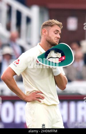 Le grand Stuart d’Angleterre réagit à la suite d’un appel infructueux à la porte de Faheem Ashraf, le pakistanais Banque D'Images