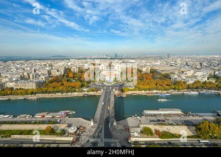 Vue depuis la première plate-forme de la Tour Eiffel de la Seine et des Jardins du Trocadéro, les feuilles d'automne commencent à tourner aux couleurs de Paris France Banque D'Images