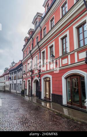 Rue pavée dans le centre de Vilnius, Lituanie. Banque D'Images