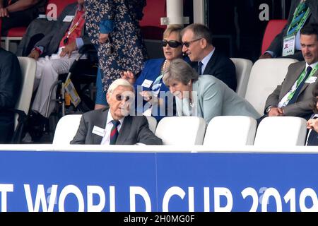 La première ministre Theresa May parle avec Sir Michael Parkinson Banque D'Images