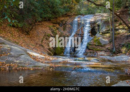 Wif's Creek Falls dans le parc national de Stone Mountain, Caroline du Nord, États-Unis Banque D'Images