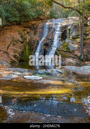 Wif's Creek Falls dans le parc national de Stone Mountain, Caroline du Nord, États-Unis Banque D'Images