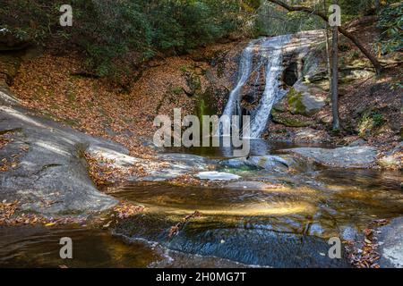 Wif's Creek Falls dans le parc national de Stone Mountain, Caroline du Nord, États-Unis Banque D'Images