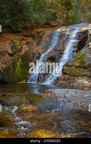 Wif's Creek Falls dans le parc national de Stone Mountain, Caroline du Nord, États-Unis Banque D'Images