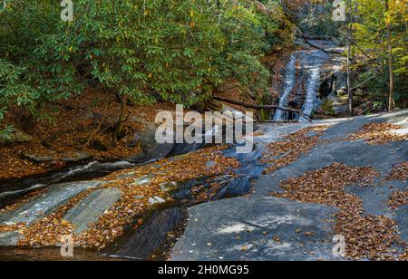 Wif's Creek Falls dans le parc national de Stone Mountain, Caroline du Nord, États-Unis Banque D'Images