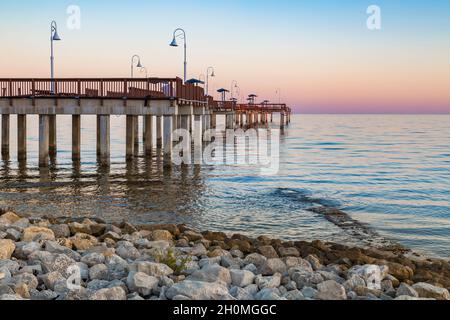 Marée basse au Garfield Ladner Memorial Pier sur la côte du golfe du Mississippi à Waveland, MS Banque D'Images