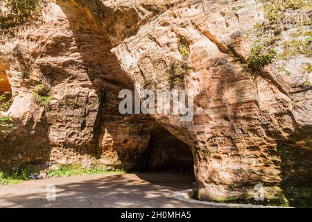 SIGULDA, LETTONIE - 20 AOÛT 2016 : sculptures dans la grotte de Gutmana près de Sigulda, Lettonie Banque D'Images