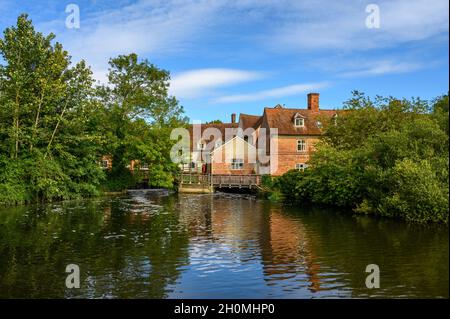 Les bâtiments en briques rouges de Flatford Mill, vus de l'autre côté de la rivière Stour, dans le 'Constable Country', Suffolk, en Angleterre. Banque D'Images