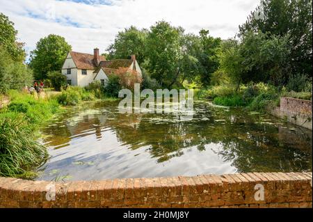 Willy Lott House et le fleuve Stour vus de Flatford Mill, Suffolk, Angleterre. Banque D'Images