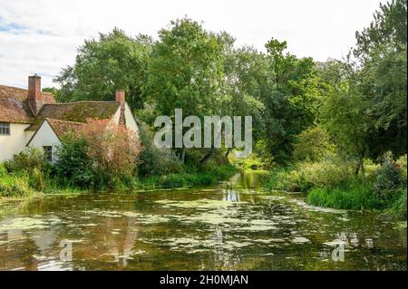 Willy Lott House et le fleuve Stour vus de Flatford Mill, Suffolk, Angleterre. Banque D'Images