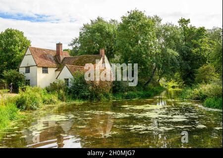 Willy Lott House et le fleuve Stour vus de Flatford Mill, Suffolk, Angleterre. Banque D'Images