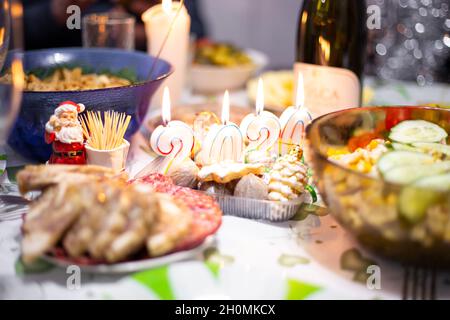 Table de Noël avec un dîner de fête et des bougies des numéros 2020 Banque D'Images