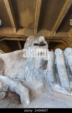 La sculpture de Fremont Troll sous le pont Aurora à Fremont, Washington. Banque D'Images