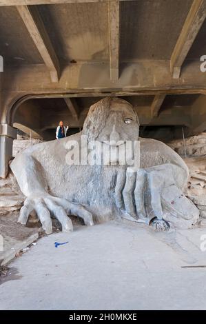 La sculpture de Fremont Troll sous le pont Aurora à Fremont, Washington. Banque D'Images