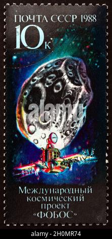 RUSSIE - VERS 1988 : un timbre imprimé en Russie montre Phobos, satellite naturel de Mars, projet spatial international, vers 1988 Banque D'Images