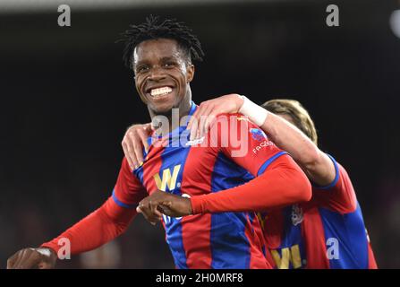 Wilfred Zaha de Crystal Palace fête ses scores devant les fans de l'Albion lors du match de la Premier League entre Crystal Palace et Brighton & Hove Albion à Selhurst Park, Londres, Royaume-Uni - 27 septembre 2021 - usage éditorial uniquement.Pas de merchandising.Pour les images de football, les restrictions FA et Premier League s'appliquent inc. Aucune utilisation Internet/mobile sans licence FAPL - pour plus de détails, contactez football Dataco Banque D'Images