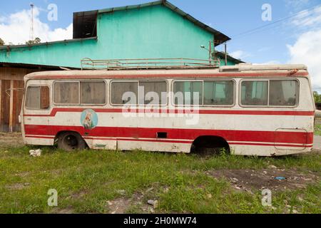 Pilcopata, Pérou - 12 avril 2014 : un vieux bus Fuso rouillé, poussiéreux et abandonné, se trouve dans les environs de la petite ville de Pilcopata Banque D'Images