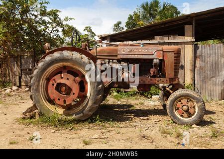 Pilcopata, Pérou - 12 avril 2014 : un vieux tracteur, Mc Cormick International Farmall, totalement rouillé et abandonné, dans une des rues de Pilcopata Banque D'Images