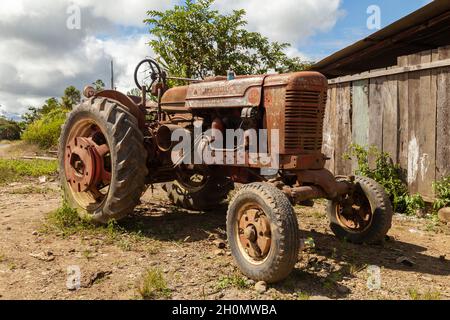 Pilcopata, Pérou - 12 avril 2014 : un vieux tracteur, Mc Cormick International Farmall, totalement rouillé et abandonné, dans une des rues de Pilcopata Banque D'Images