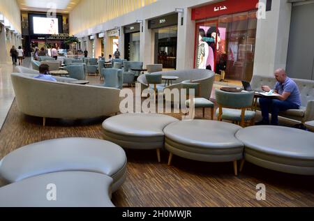 À l'intérieur du centre commercial "Mailbox Birmingham" de luxe, bâtiment à usage mixte, bureaux, boutiques et hôtel,ROYAUME-UNI Banque D'Images