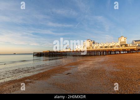 South Parade Pier sur Southsea Beach au lever du soleil avec une marée basse et un ciel bleu Banque D'Images