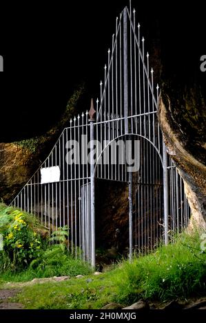 Entrée fermée à King's Cave, Blackwaterfoot, île d'Arran, Écosse Banque D'Images