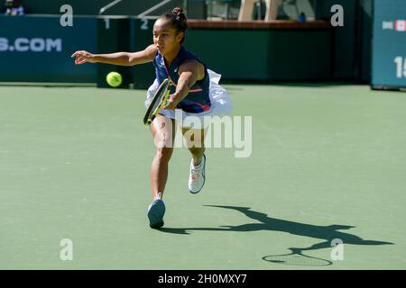 Leylah Fernandez (CAN) est défait par Shelby Rogers (USA) 6-2, 1-6, 6-7 (4-6), à l'Open de BNP Paribas joué au jardin de tennis d'Indian Wells à Indian Wells, Californie, le 12 octobre 2021: © Karla Kinne/Tennisclix/CSM Banque D'Images
