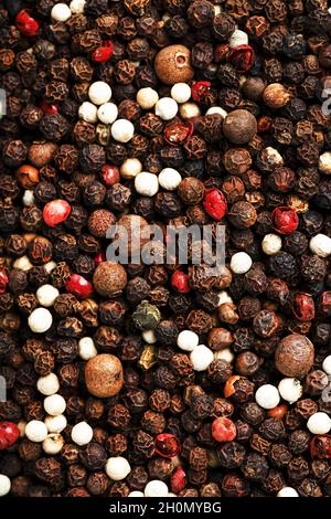 Un mélange de grains de poivre comme arrière-plan de texture en plein écran.Gros plan sur les épices Banque D'Images