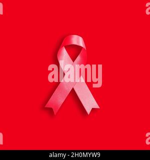 Ruban rouge sur fond rouge pour le 1 er décembre, Journée mondiale du SIDA Banque D'Images