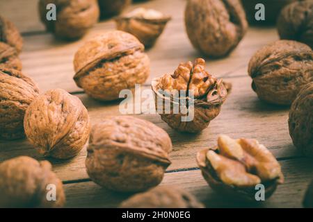 Noix de Grenoble bio avec un petit casse-noisette comme ingrédients de cuisson sur fond de bois Banque D'Images