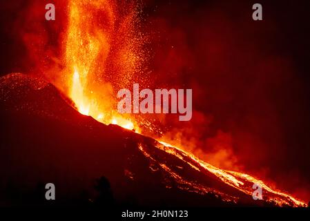 Des fontaines de lave et de multiples coulées de lave descendent du cratère actif pendant l'éruption volcanique sur l'île de la Palma, îles Canaries, Espagne, en septembre 21 Banque D'Images