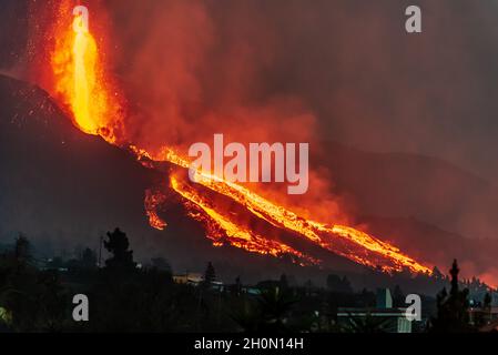 Des fontaines de lave et de multiples coulées de lave descendent du cratère actif pendant l'éruption volcanique sur l'île de la Palma, îles Canaries, Espagne, en septembre 21 Banque D'Images