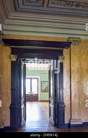 Porte exquise dans l'intérieur du manoir ancien Banque D'Images